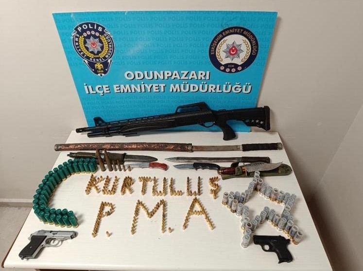 Bisikletle çarptığı vatandaşı tehdit eden şahsın iş yerinden cephanelik çıktı