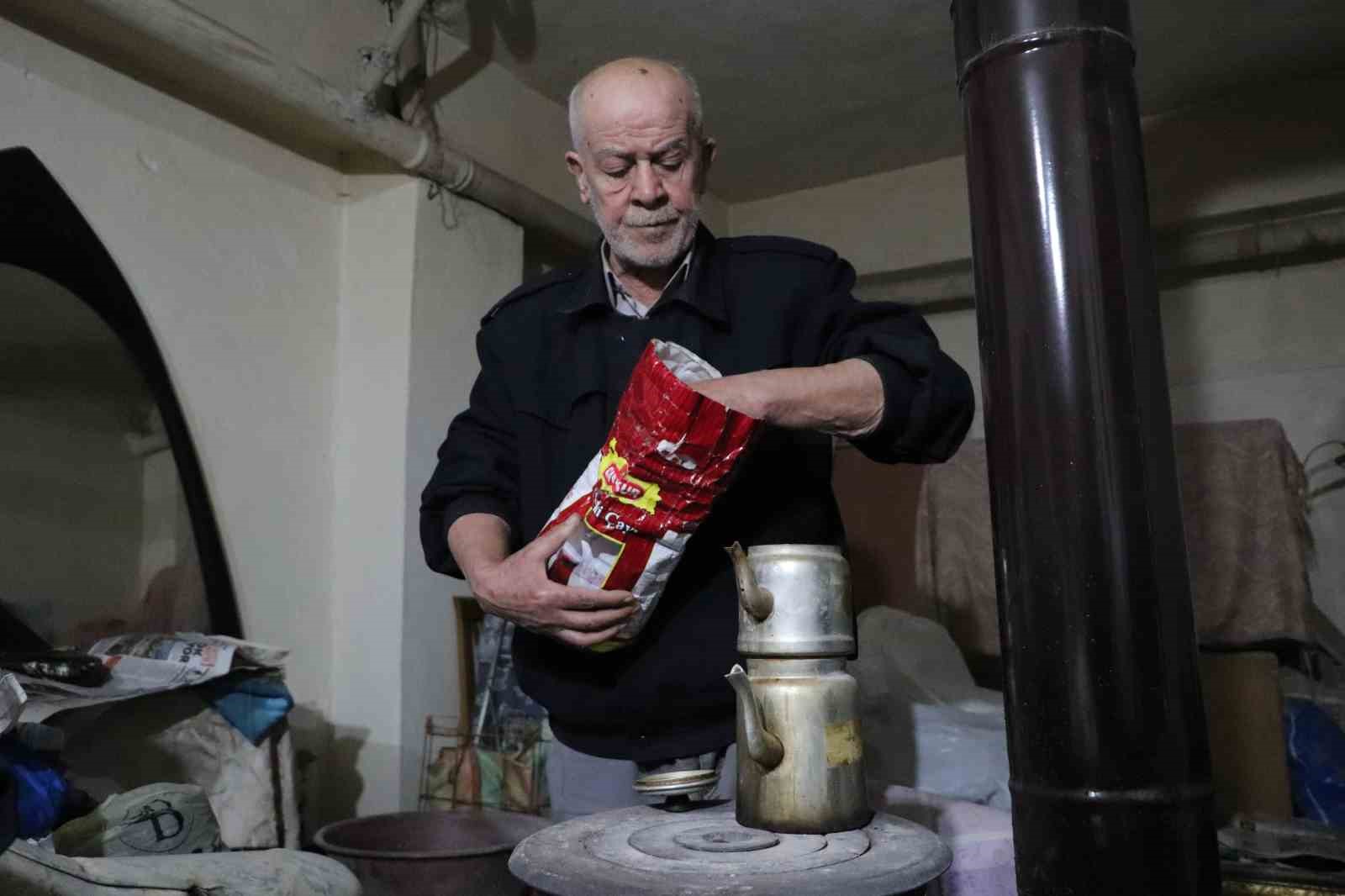 Bodrum katında 15 yıldır hayata tutunmaya çalışıyor