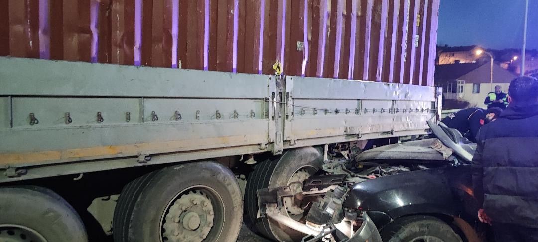 Bozüyükte otomobil, park halindeki tıra arkadan çarptı: 1 ölü, 1 yaralı