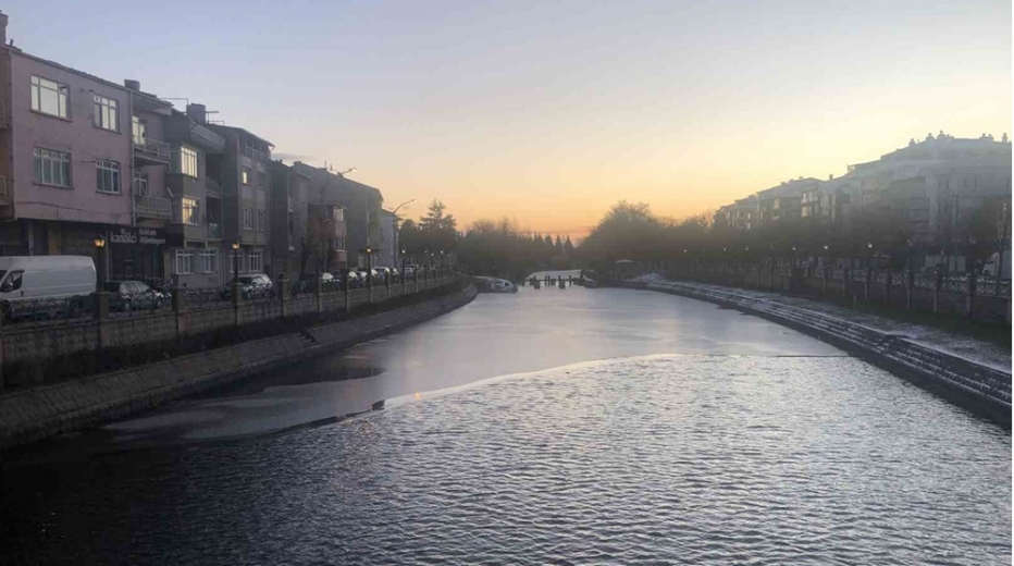 Buz tutan Porsuk Çayı ortaya kartpostallık görüntüler çıkardı