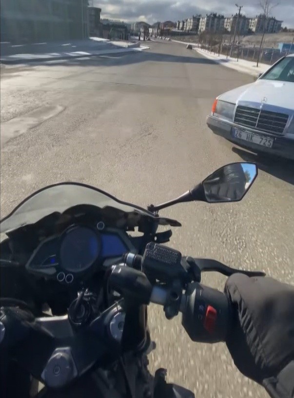 Caddeye kontrolsüz çıkan araca çarpmaktan kıl payı kurtuldu