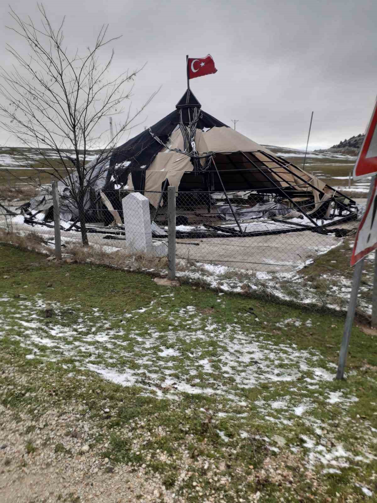 Çadır salon şiddetli rüzgara dayanamayarak parçalandı