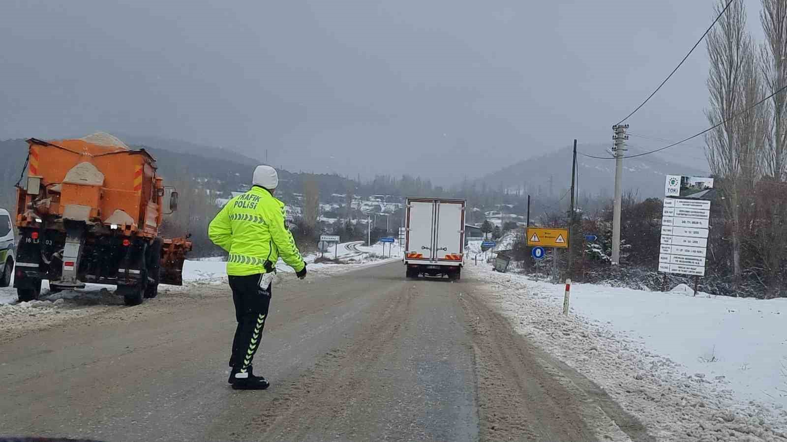 Domaniçte mevsimin ilk karı etkili oldu
