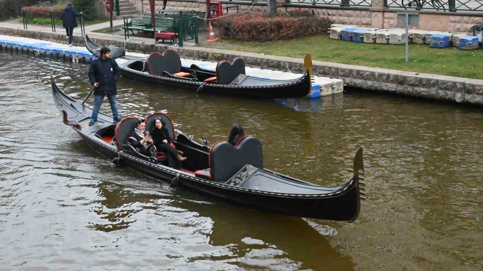 Dondurucu soğuklara rağmen gondol keyfi Eskişehirin gezi rutininden çıkmadı