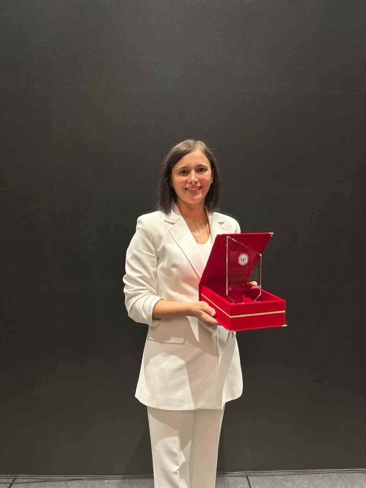 Eczacılık Fakültesi Öğretim Üyesi Doç. Dr. Çevike TEB Eczacılık Akademisi Teşvik Ödülü