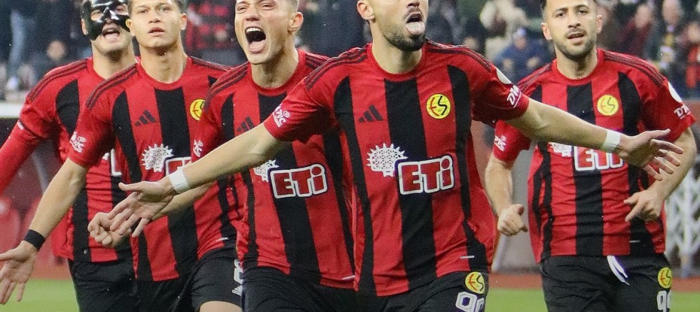 Es Es Zirveye Göz Kırptı: Karşıyaka'yı 3-0'la ezdi, puanı 26'ya yükseltti!