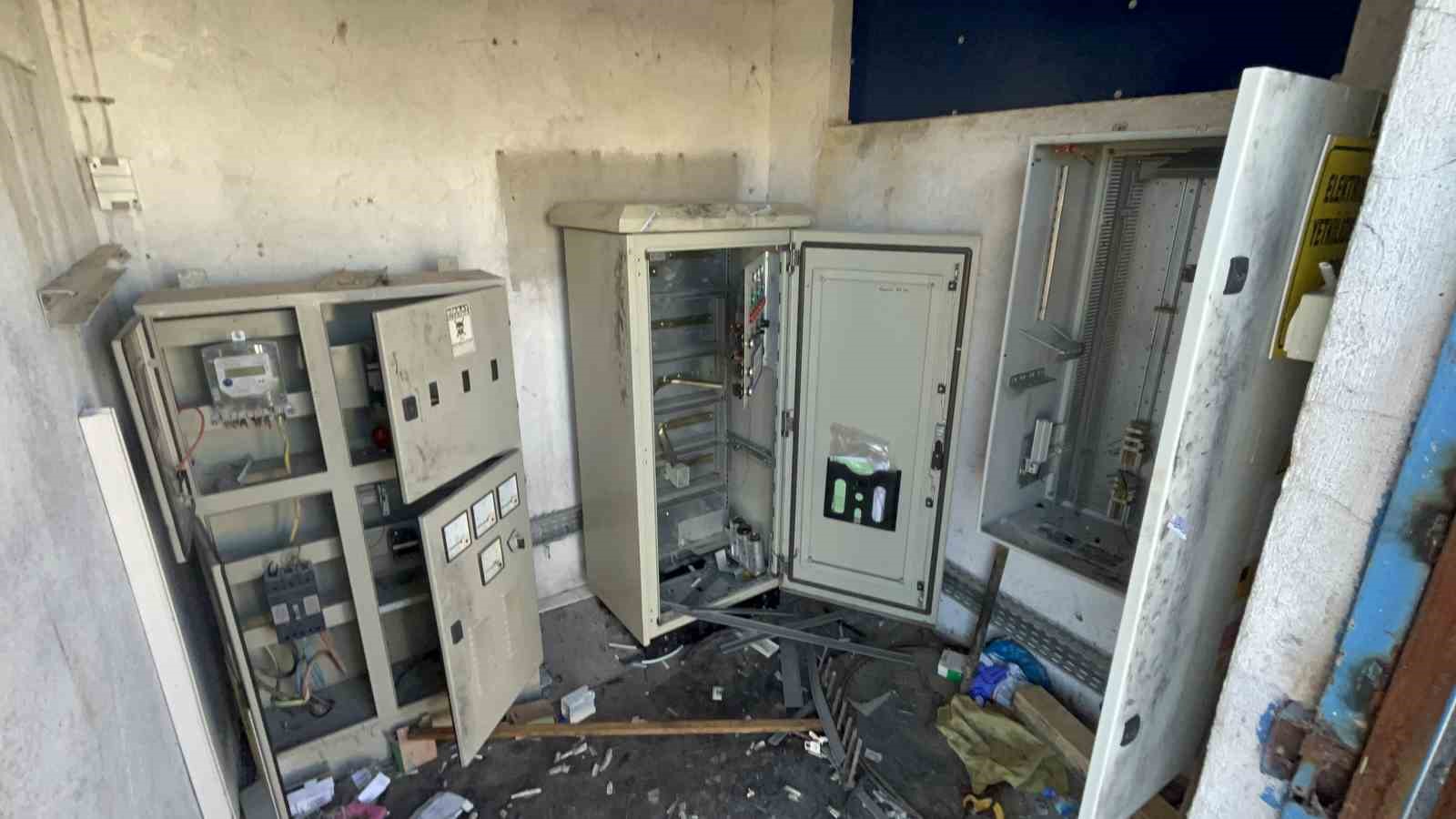 ESKİ'nin tesisine girip kapıyı delen hırsızlar ne buldularsa çaldılar