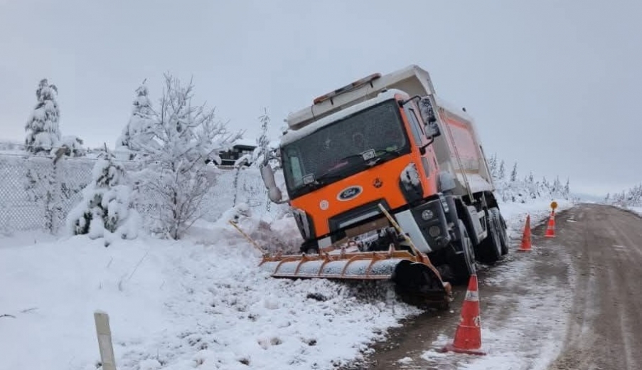 Eskişehir'de kar küreme aracı yoldan çıktı