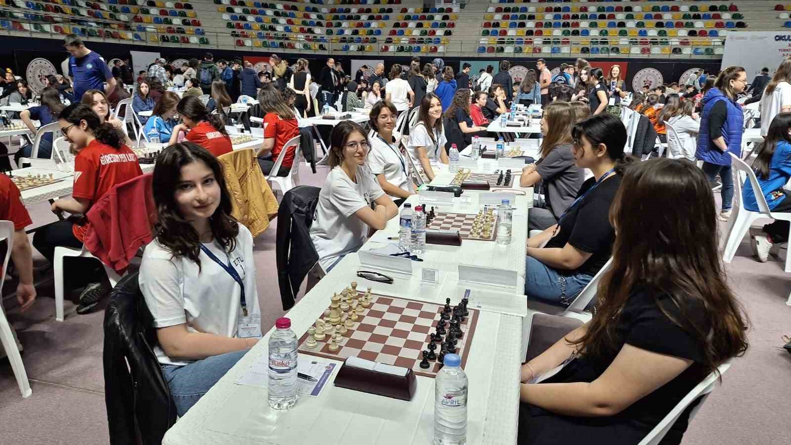Eskişehir ‘Fatih Fen Lisesi Kız Satranç Takımının büyük başarısı