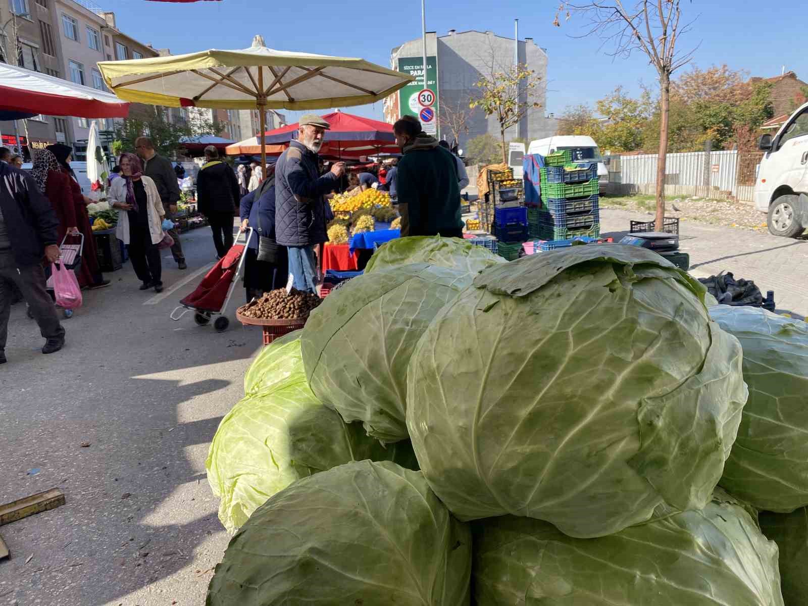 Eskişehir pazarında devasa lahanalar