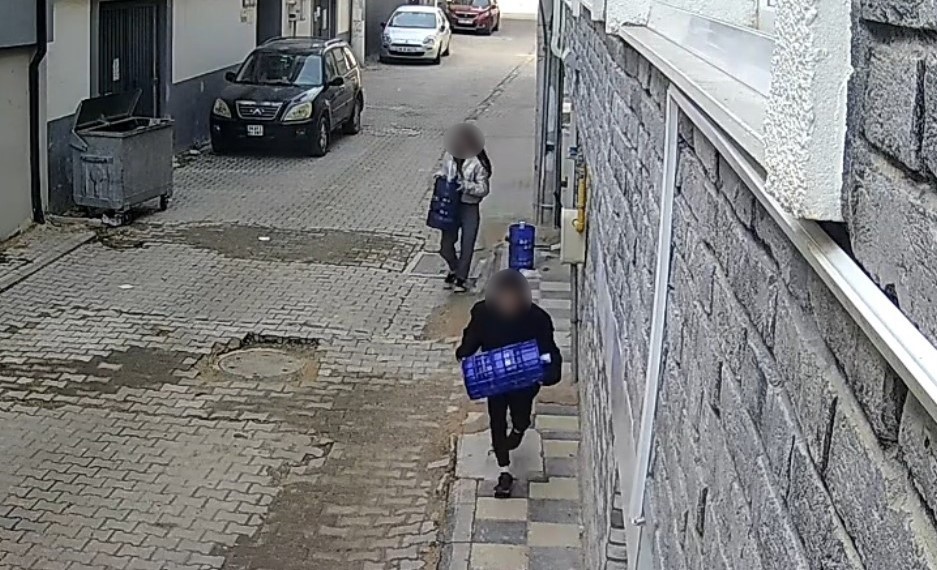 Eskişehir'de 2 çocuk apartman önündeki damacanaları çaldı