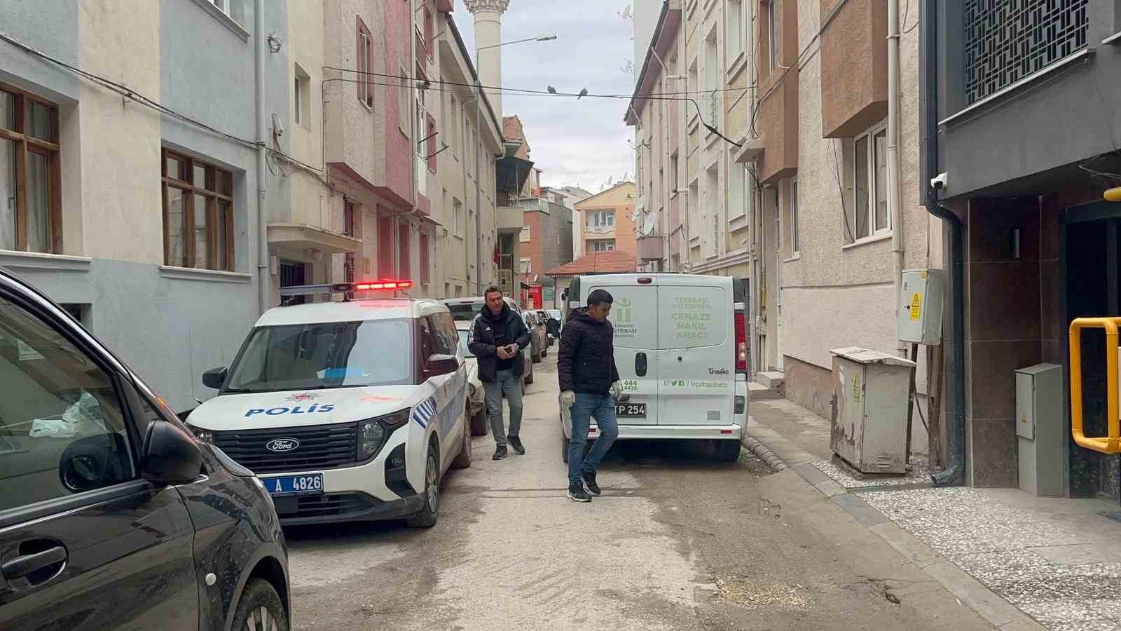 Eskişehirde 43 yaşındaki genç adam evinde ölü bulundu