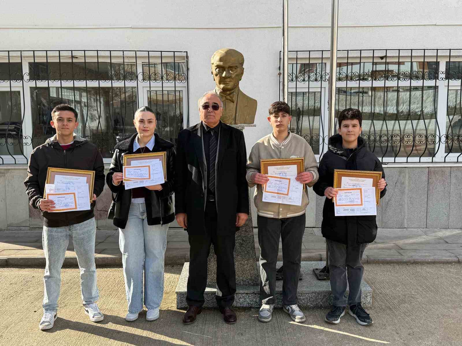 Eskişehirde başarı altınla ödüllendirildi