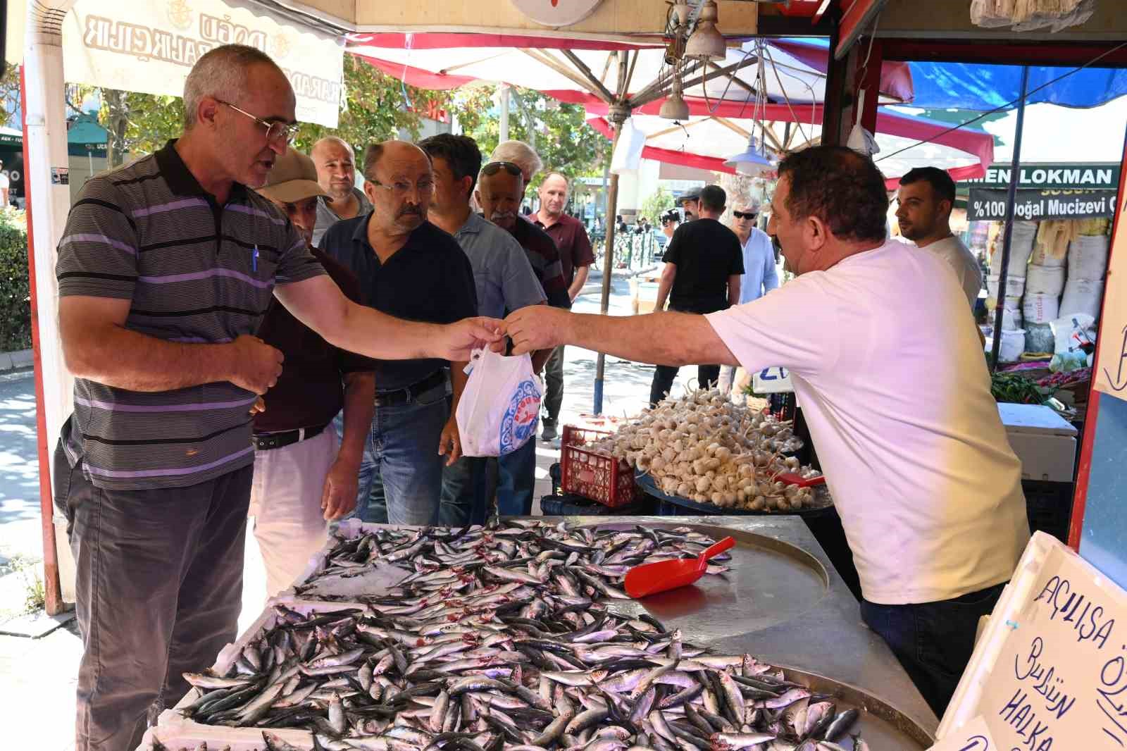 Eskişehir'de hayrına balık dağıtma yarışı: 2 günde 6 ton dağıtıldı