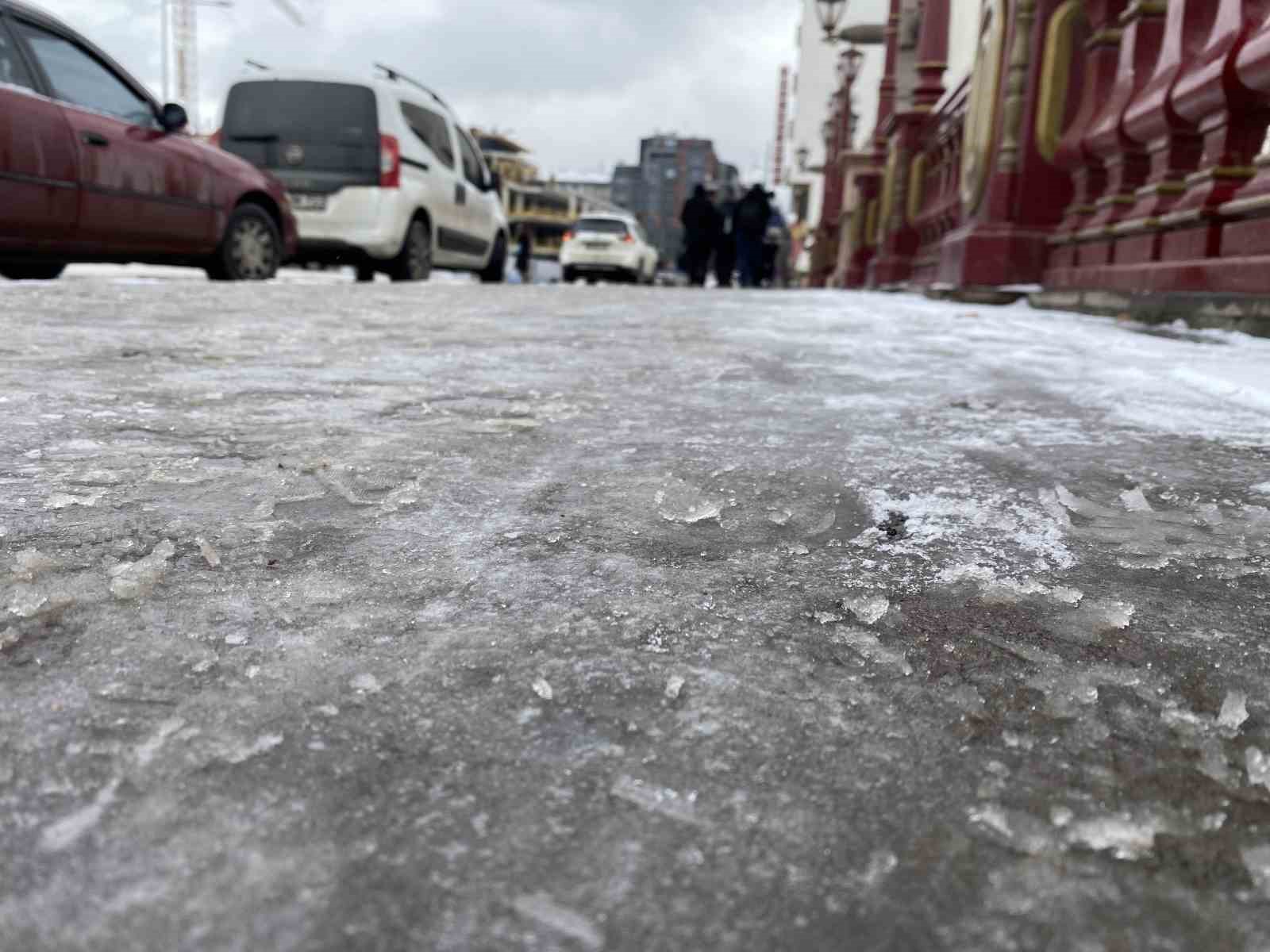 Eskişehir'de kaldırımlar buz pistine döndü