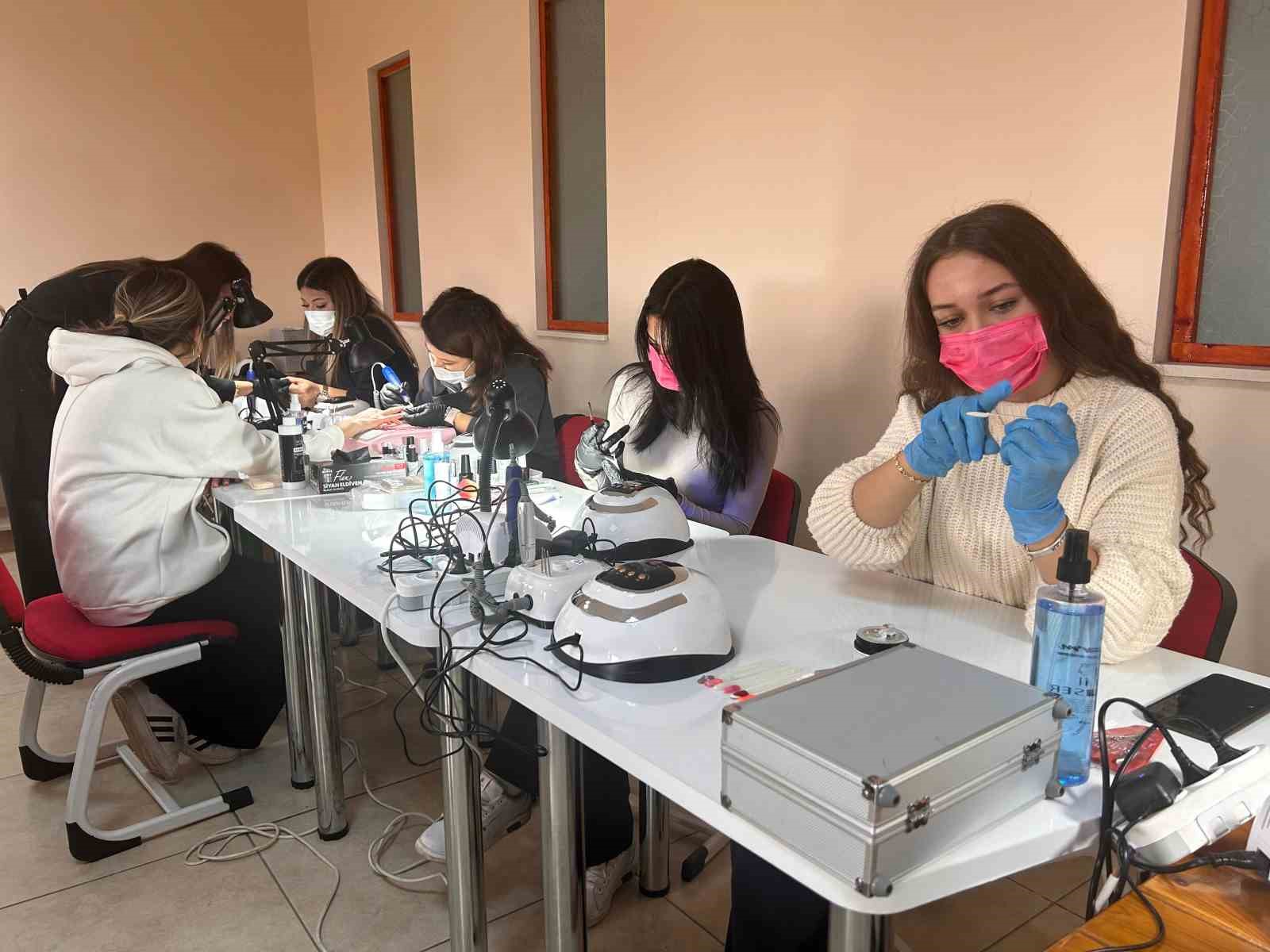 Eskişehir'de Türkiye'nin kamuya ait ilk protez tırnak atölyesi açıldı