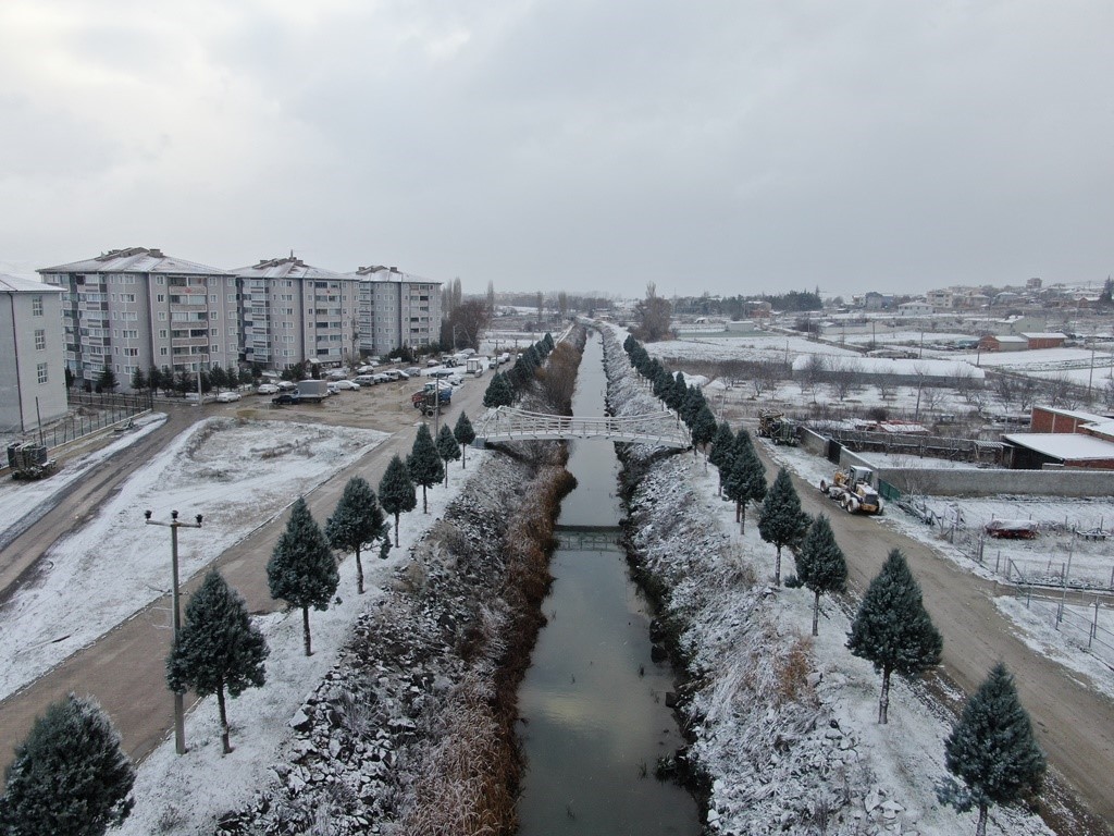 Eskişehirin İnönü ilçesinde kışın ilk kar yağışı heyecanı