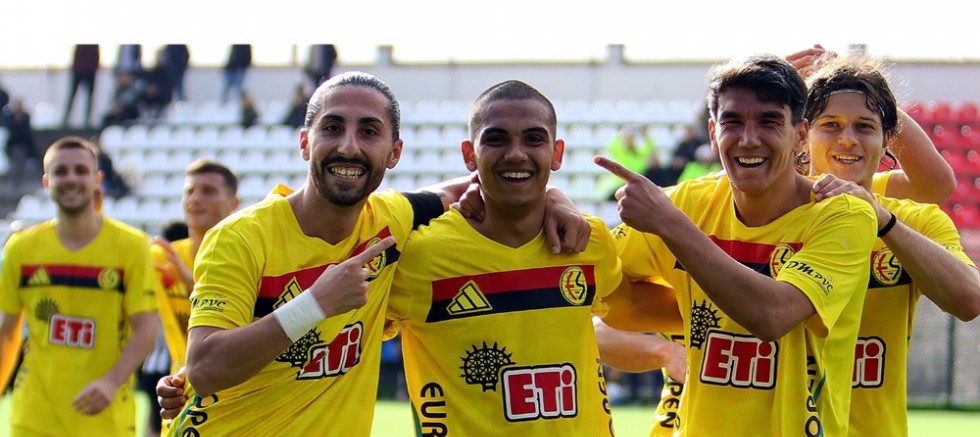 Eskişehirspor 8 attı 2. sıraya yükseldi,  ancak 8 puanlık fark sürüyor!