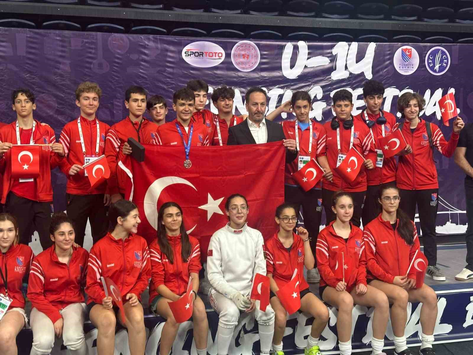 Eskrimde uluslararası başarı: Semi Mermutoğlundan gümüş madalya