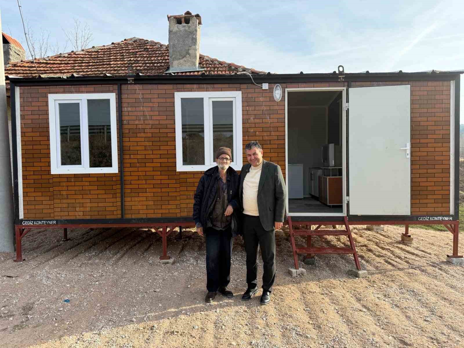 Gedizde yalnız yaşayan yaşlı adam için yardım dayanışması