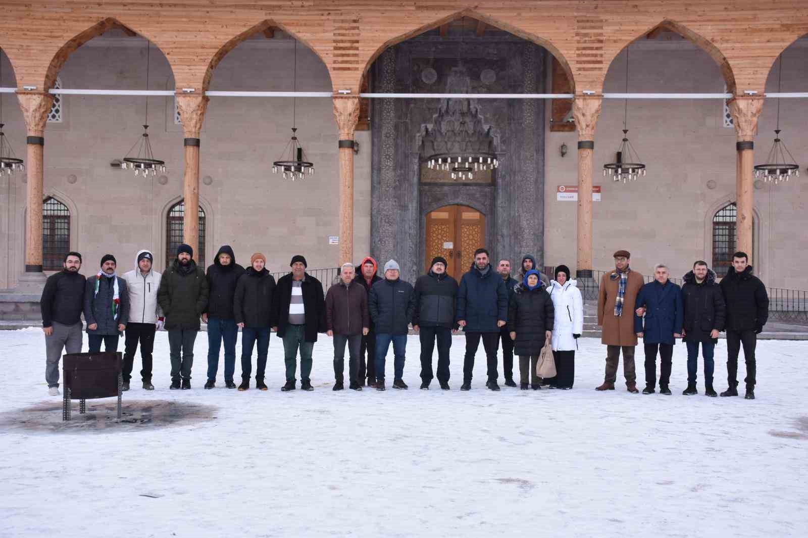 Gençler sabah namazında bir araya geldi