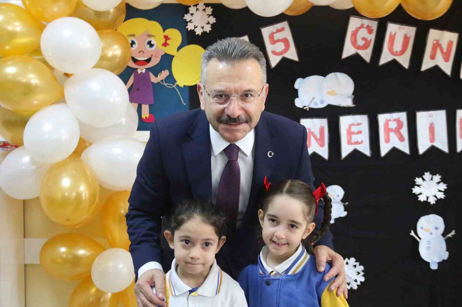 Görevi bugün sona eren Vali Aksoyu Bir çocuk sevdim isimli şarkısıyla uğurladılar