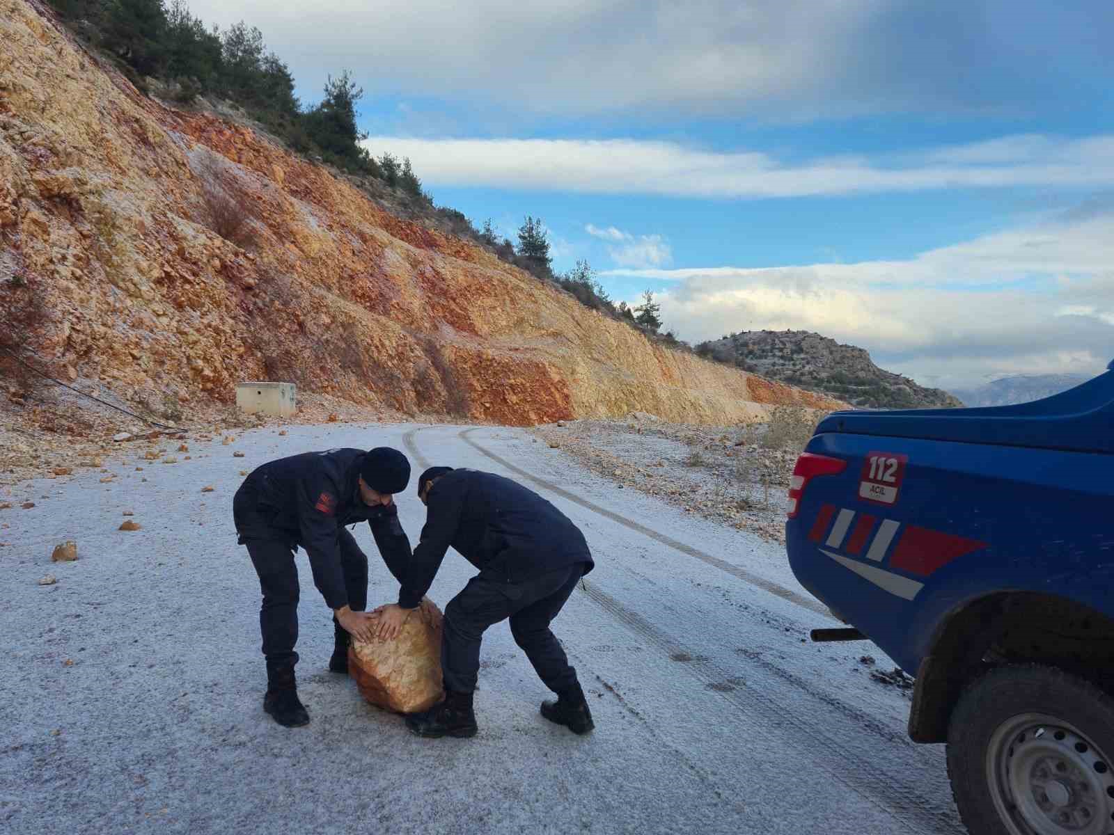 Harmankaya Tabiat Kanyonunun yolunu düşen kaya parçası kaldırıldı