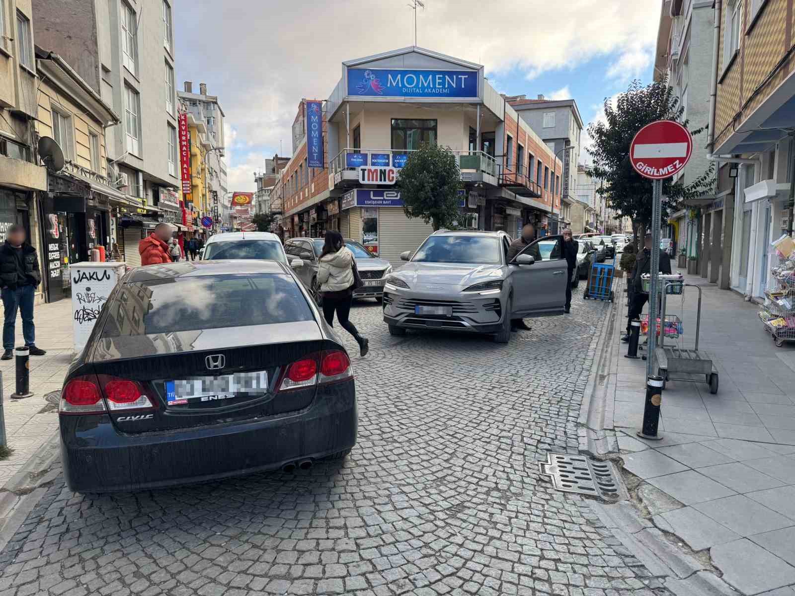 Hatalı park trafiği kilitledi