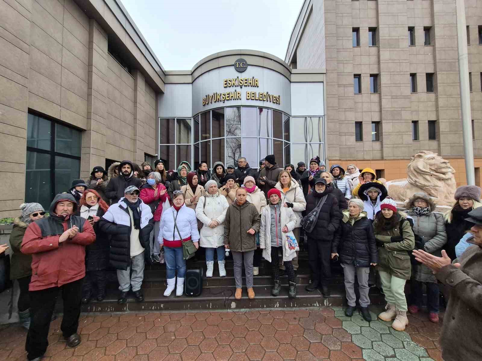 Hayvanseverler, Eskişehir Büyükşehir Belediyesinin önünde eylem yaptı