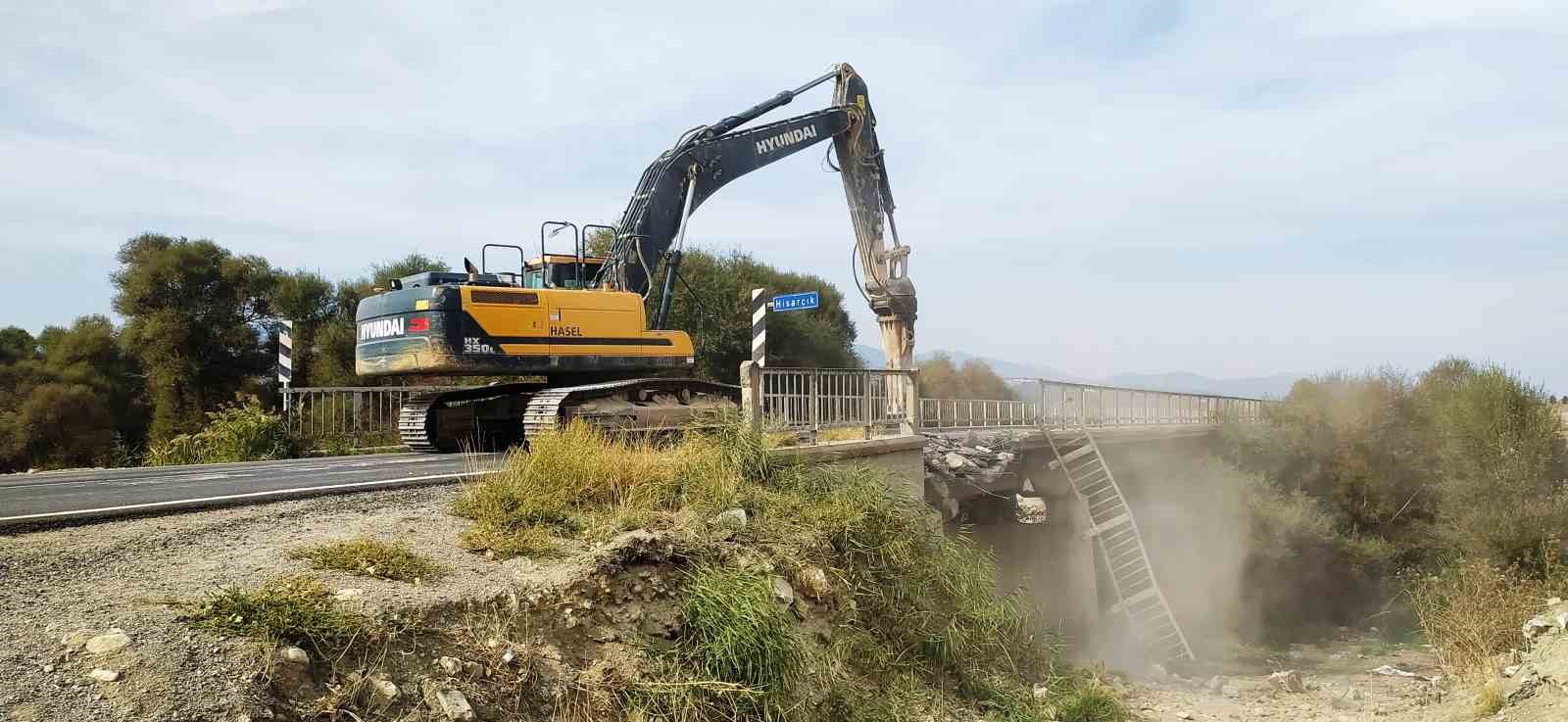 Hisarcıkta 70 yıllık köprünün yıkımına başlandı