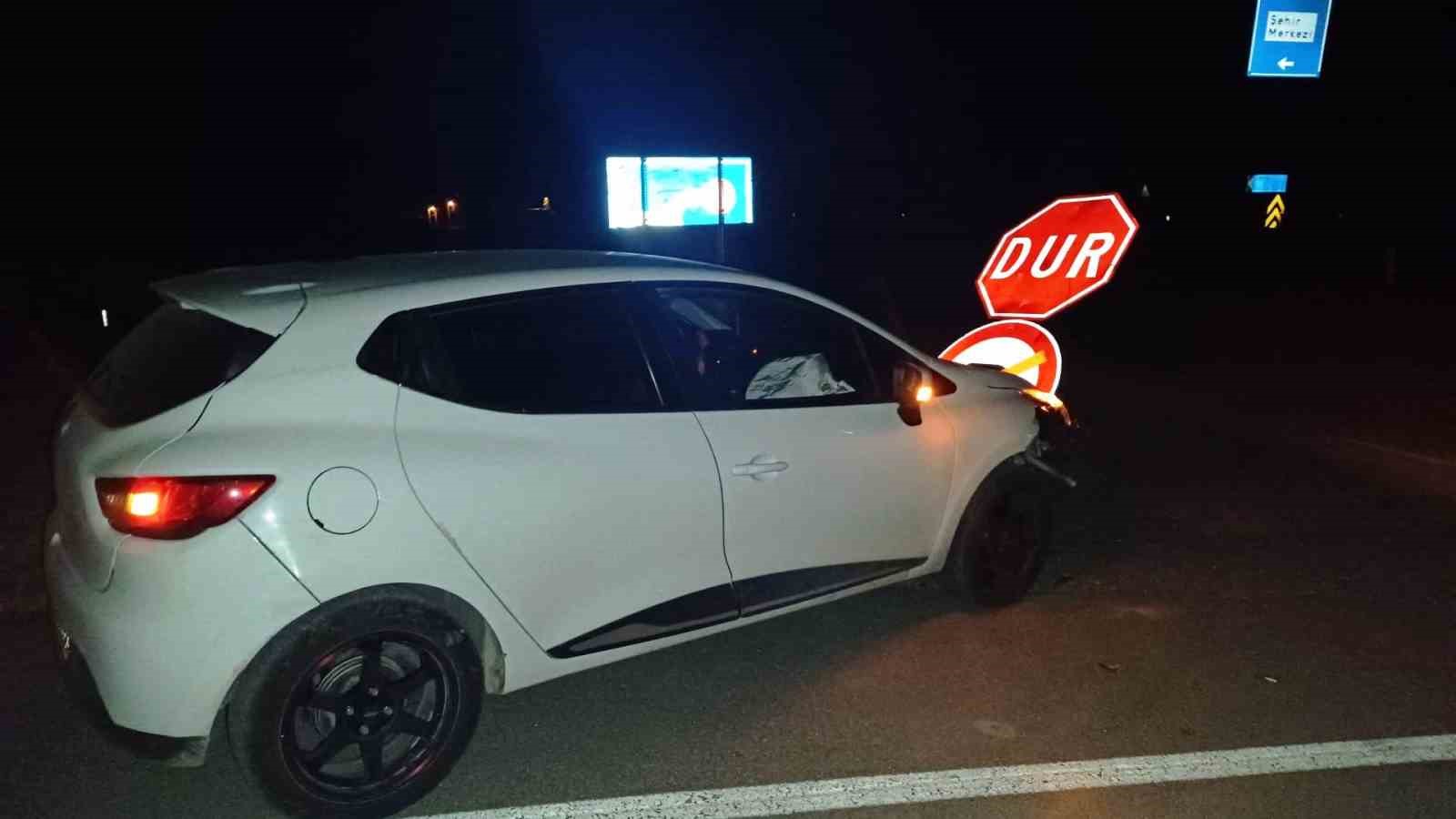 Hisarcıkta ehliyetsiz ve alkollü sürücü Dur levhasına çarptı: 1 yaralı
