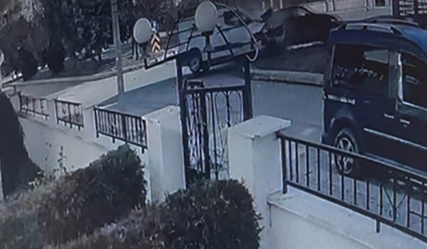 İki aracın hurdaya döndüğü kaza kameraya yansıdı