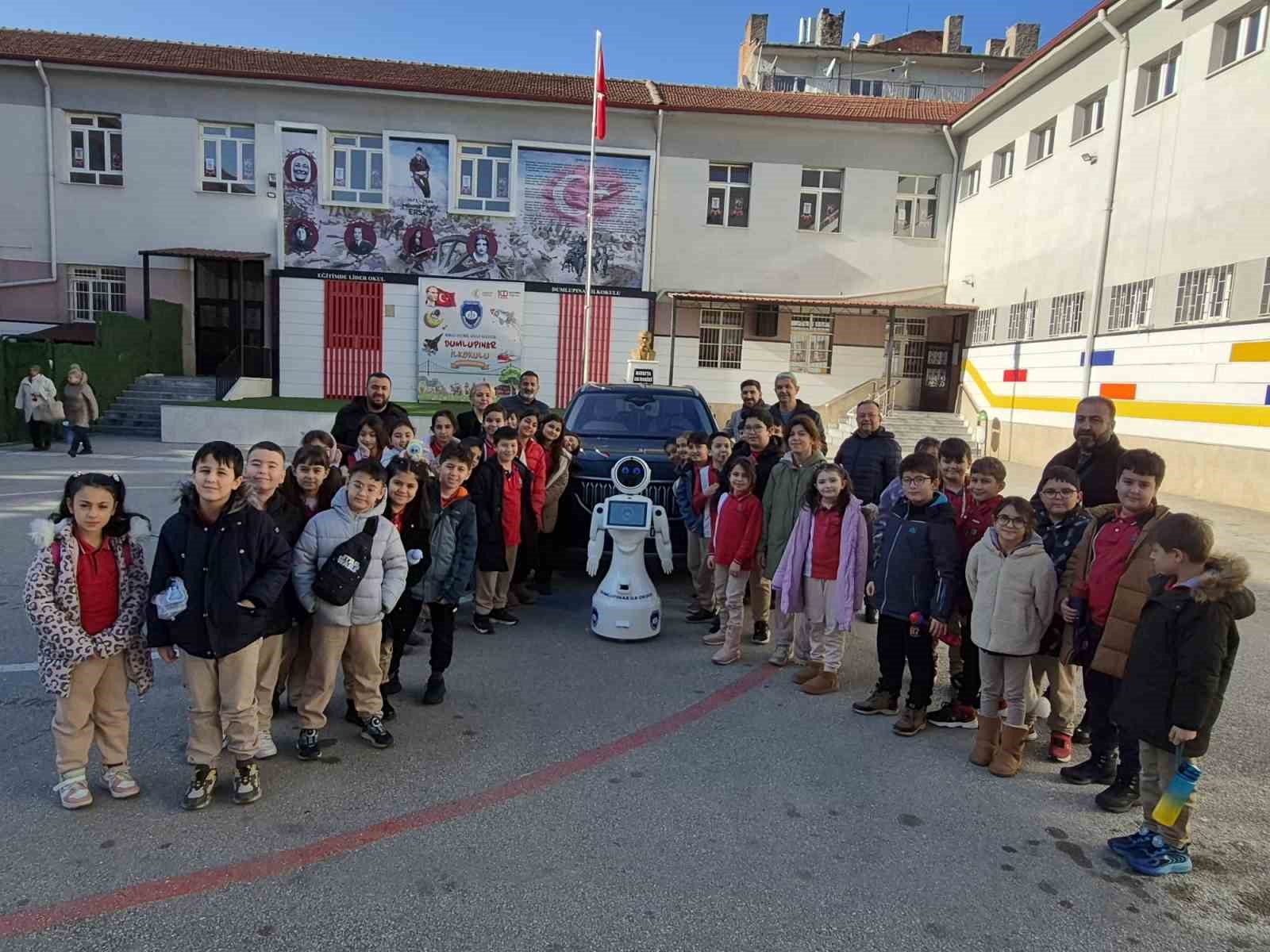 İlkokul öğrencilerine TOGG ile yerli ve milli robot tanıtıldı