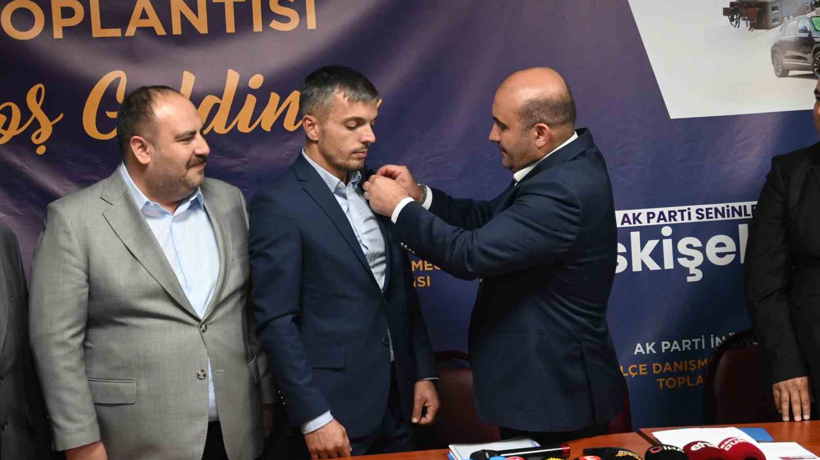 İnönü'de CHPli Belediye Meclis Üyesi AK Partiye geçti