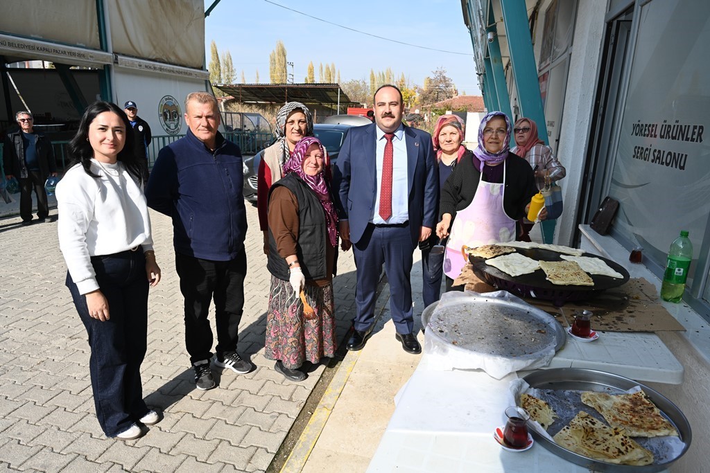 İnönülü kadınlardan Başkan Harmancıya bazlama ikramı