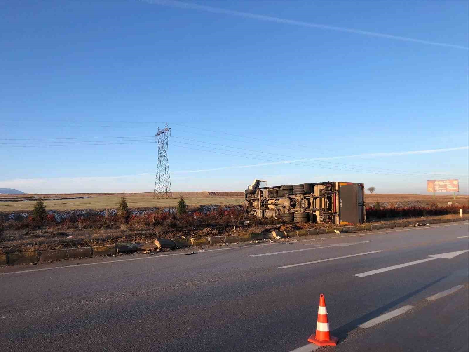 Kamyonla çarpışan otomobil sürücüsü hayatını kaybetti