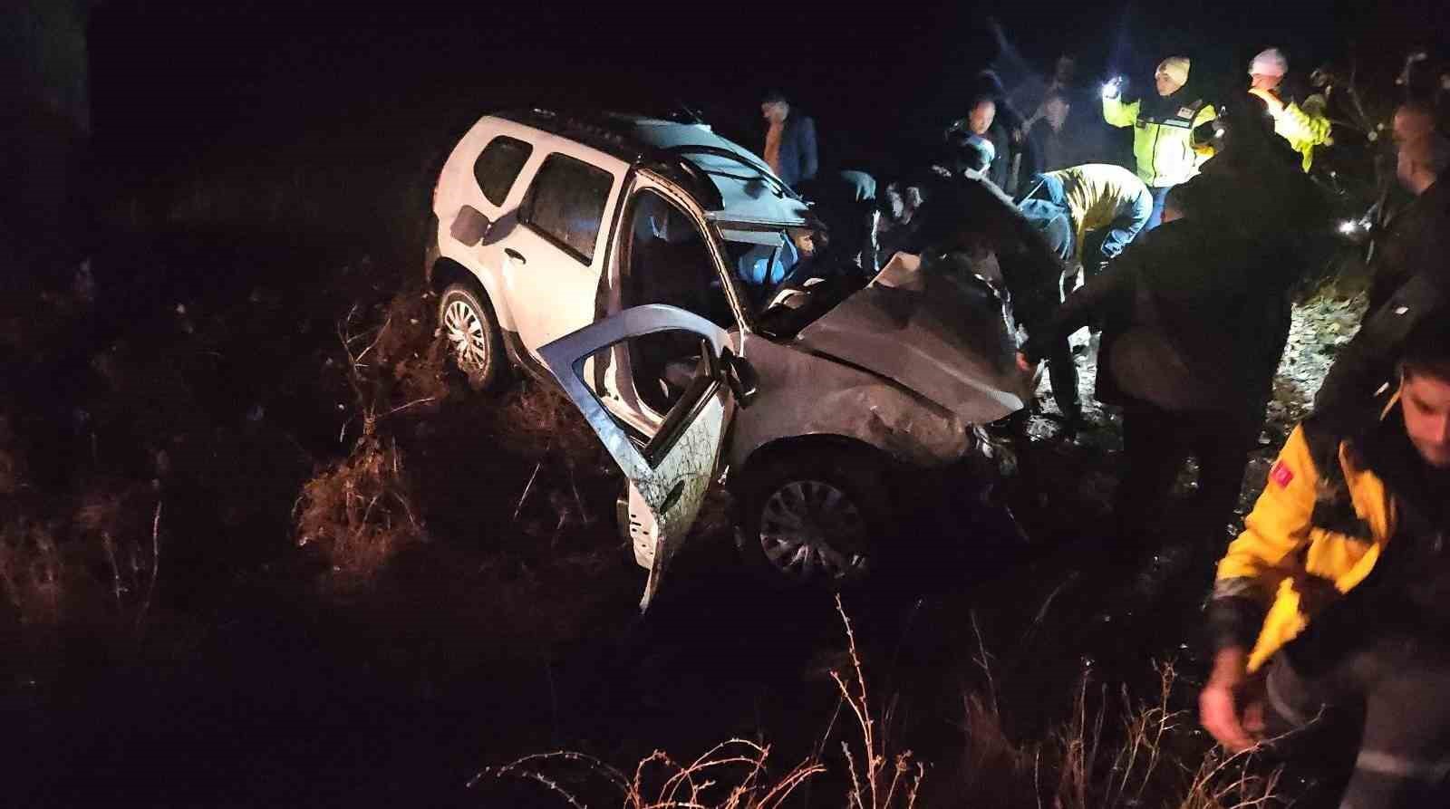 Kamyonla çarpışıp şarampole devrilen otomobil sürücüsü hayatını kaybetti