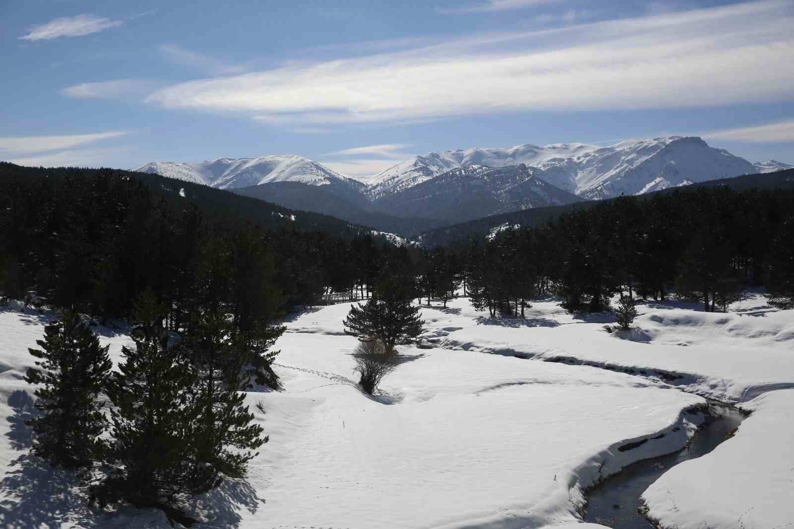 Kar yağışı sonrası Akdağ Tabiat Parkında masalsı kış görüntüsü