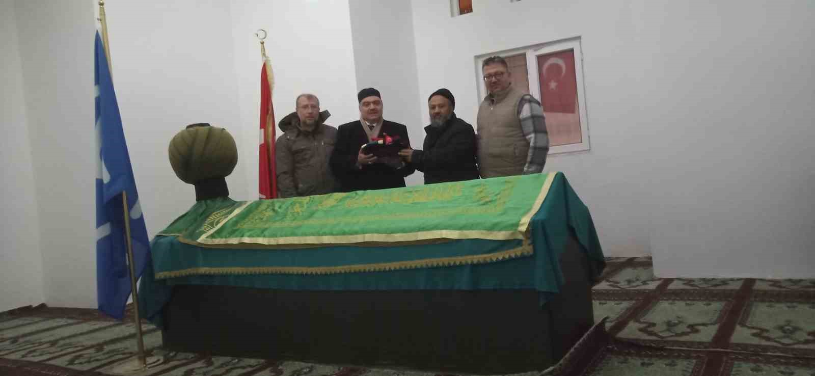 Karadona Hamza Beyin türbesine Sakal-ı Şerif hediye edildi
