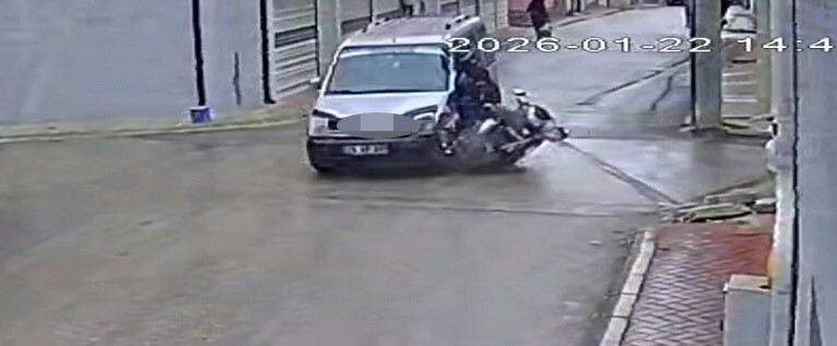 Kazada genç kurye ağır yaralandı