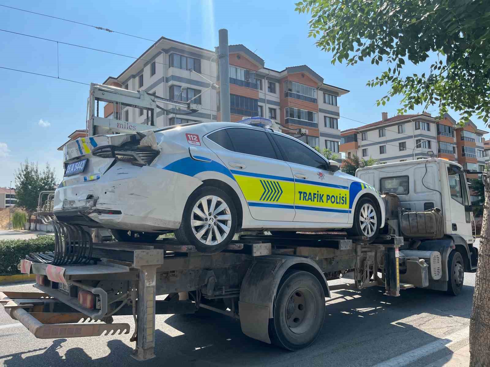 Kazayı inceleyen polisin aracına kontrolden çıkan otomobil çarptı: 1i polis 3 yaralı