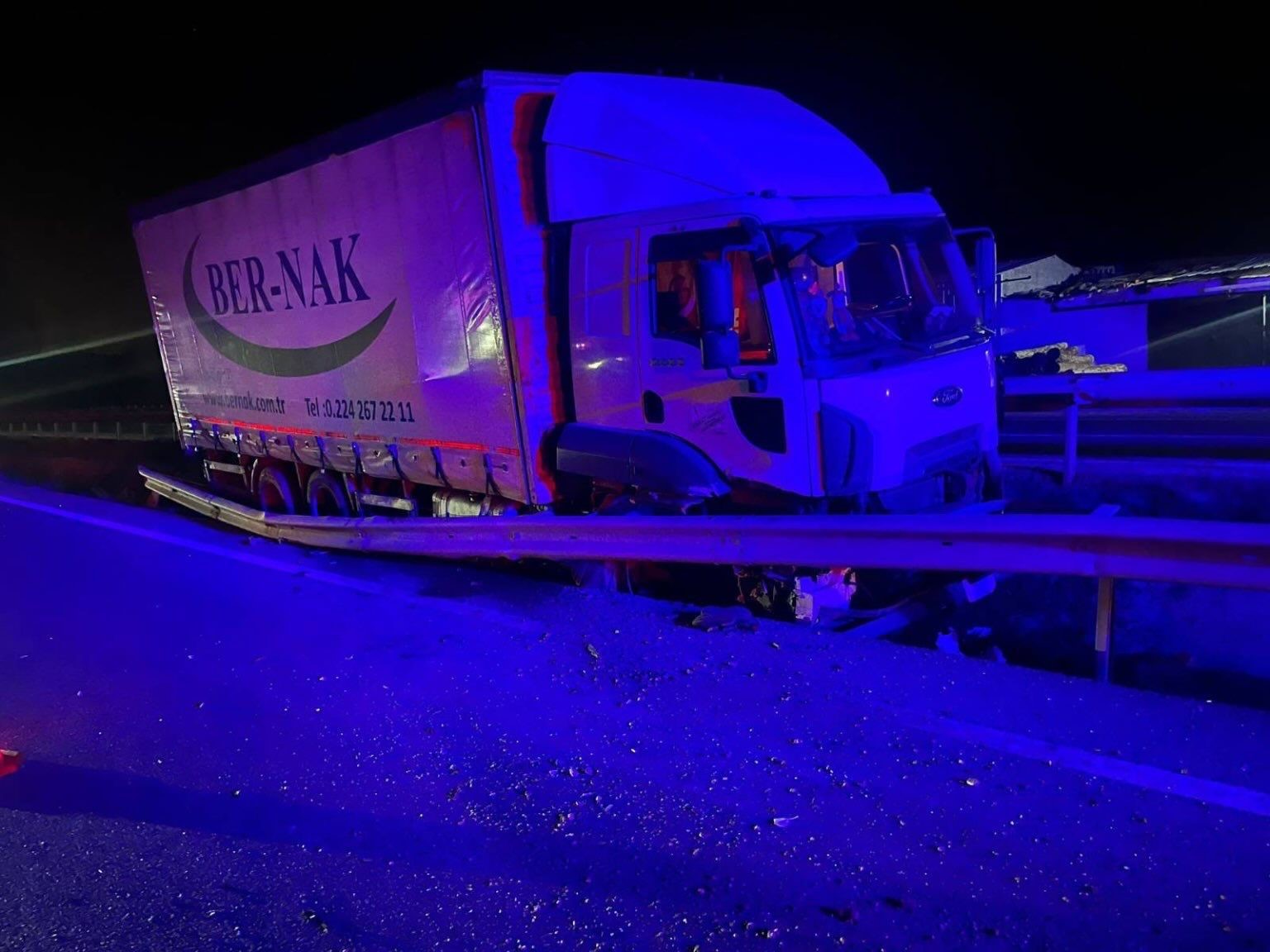 Kontrolden çıkan kamyon orta refüje çarparken, sürücüsü yaralandı
