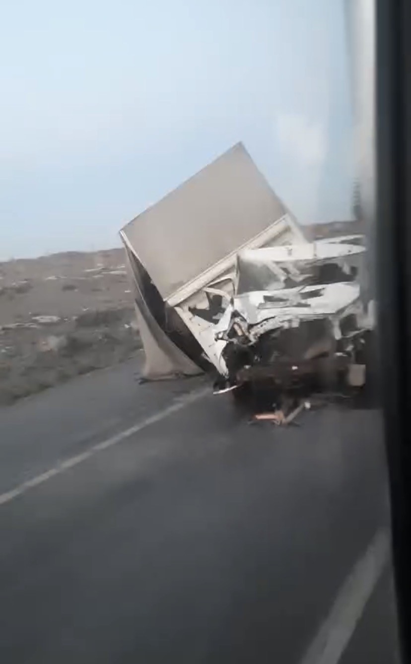 Kontrolden çıkan kamyon refüje çarptı: 1 yaralı