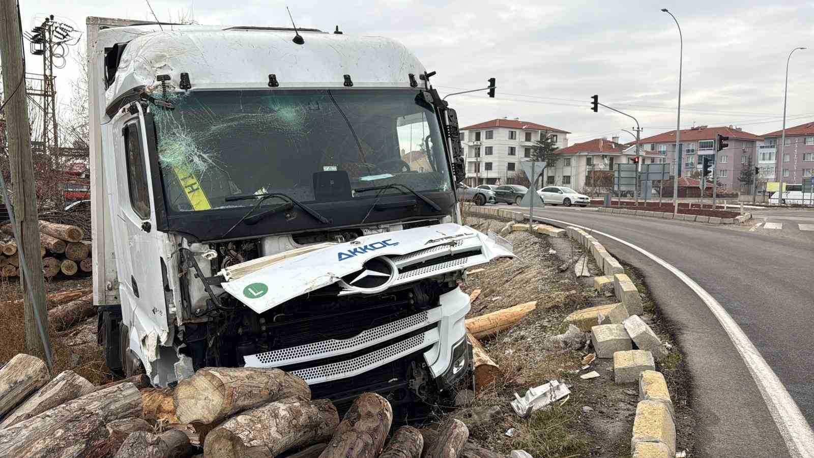 Kontrolden çıkan tır, kereste fabrikasının deposuna girdi