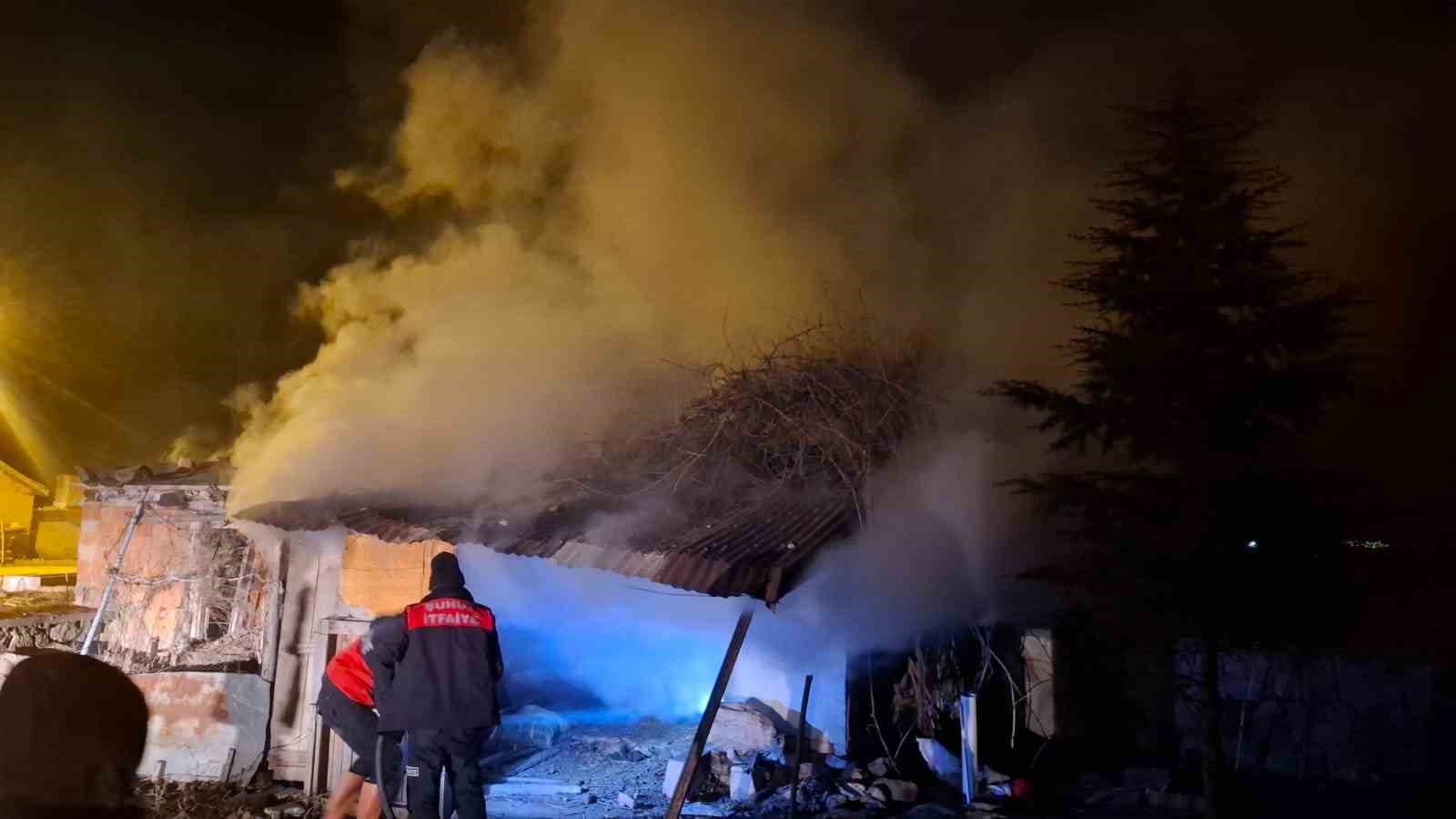 Kursun odunluk deposunda çıkan yangın korkuttu