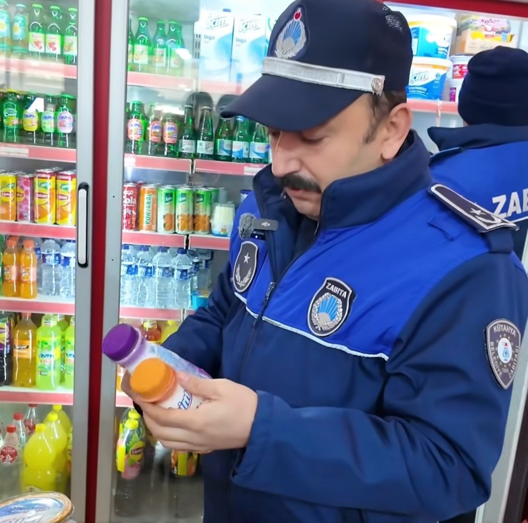 Kütahya Belediyesi Zabıta ekipleri, okul çevrelerinde denetimlerini sürdürüyor