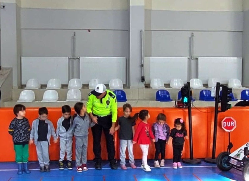 Kütahya İl Emniyetinden Simavda trafik eğitimi ve bilgilendirme faaliyetleri