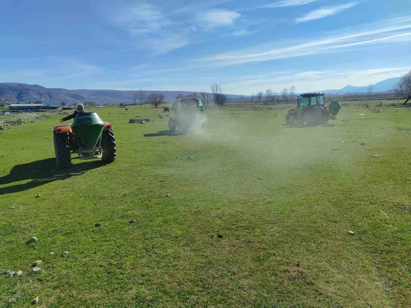 Kütahyada 8 köyde yaklaşık 5 bin 500 dekar mera alanı gübrelendi