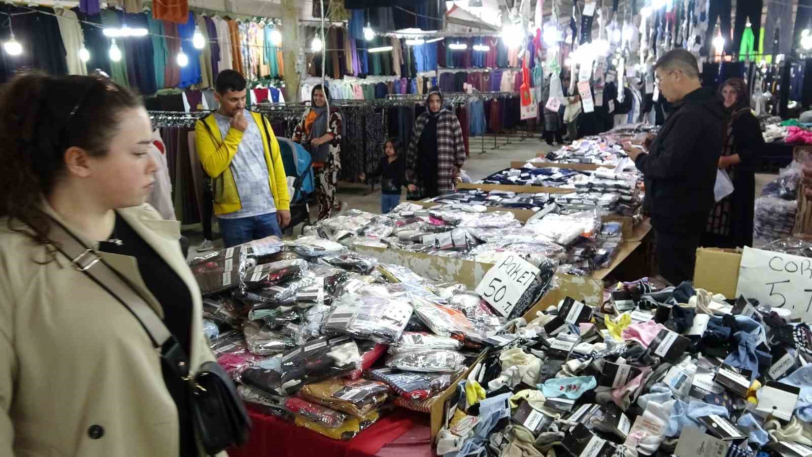 Kütahya'da Bayram Pazarı ilgi görüyor