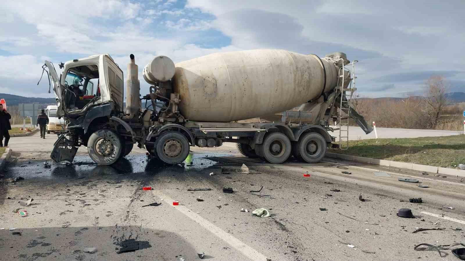 Kütahyada beton mikserleri çarpıştı: 2 yaralı